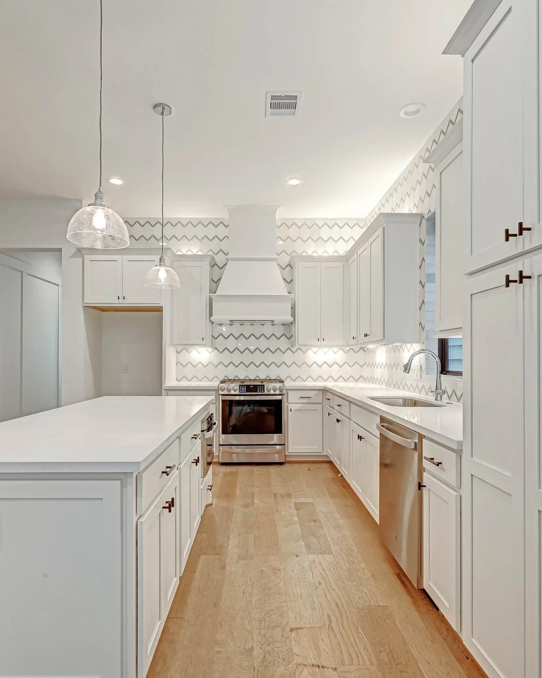 The kitchens in Timbergrove Trails are designed for both style AND function.

✔️ Sleek granite countertops
✔️ Elegant cabinets with crown molding
✔️ Spacious island workspace

Get in touch with our Sales Agent, Jason!

📞 (832) 723-3057
📧 jpagan@sbb
