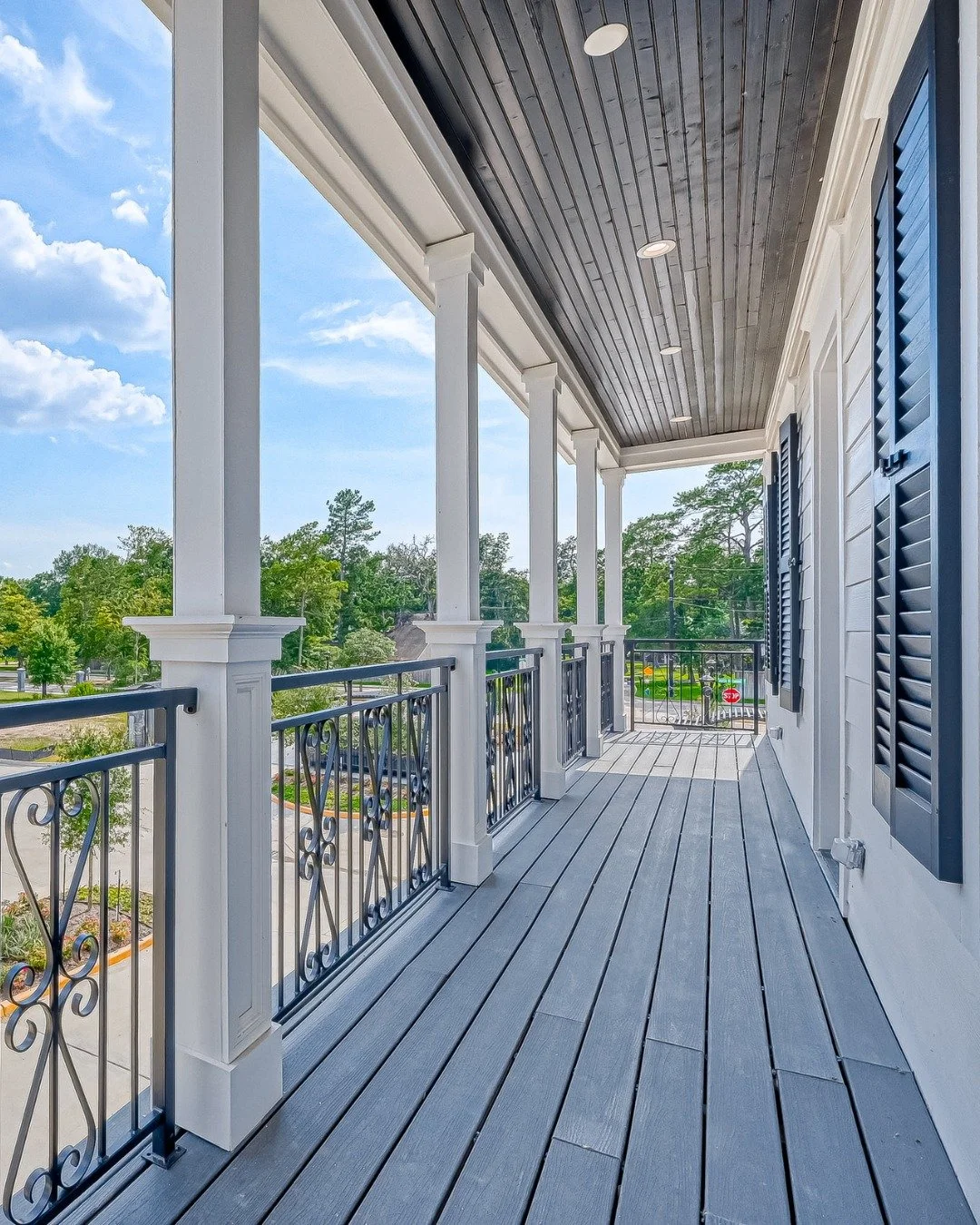 Located off I-10 on Kirkwood and Memorial Drive in Houston, Reserve in Memorial is upscale living connected to the city. 🏙️ This 6-acre gated community features mid-century-inspired homes with SBB’s commitment to exquisite finishes and quality