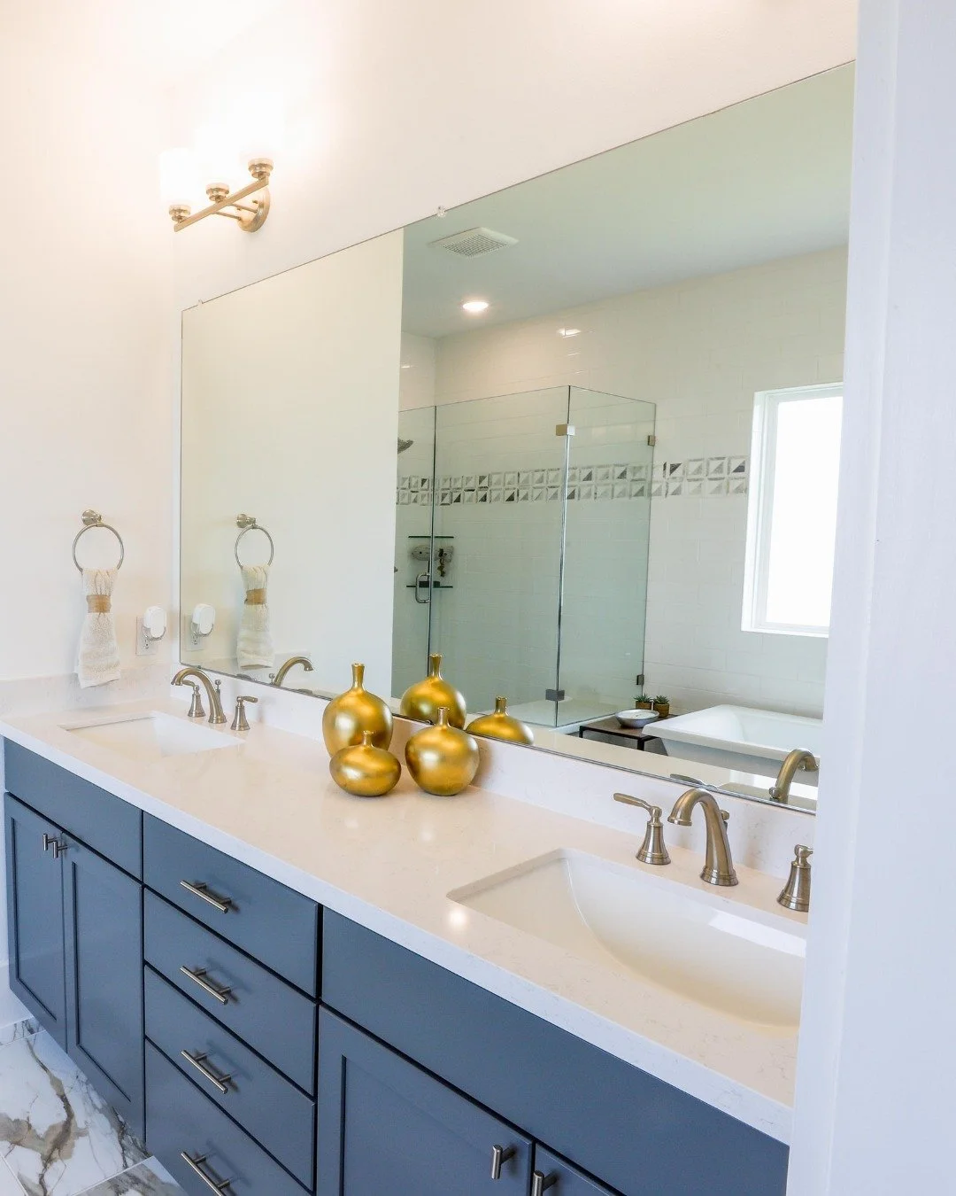 Find the perfect home with a beautiful primary bathroom like this in Pearland Old Townsite.

View our available homes by visiting our website at sbbtexas.com/pearland

Schedule a tour today by contacting our Sales Representative, Melanie!
📞 713-322-