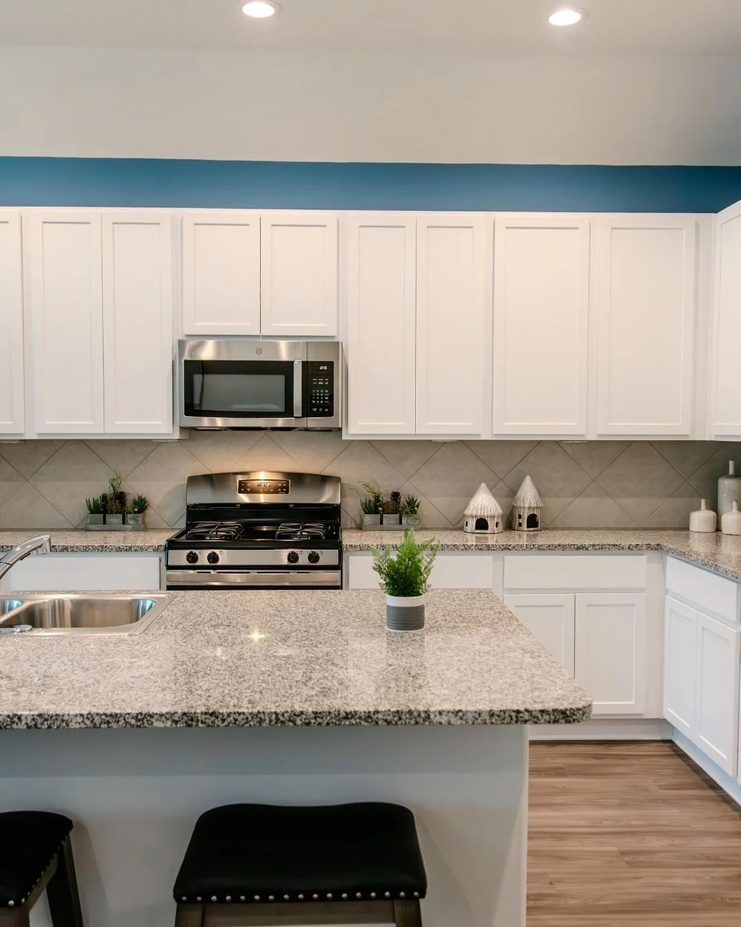 These stunning white cabinets and sleek granite countertops bring a touch of timeless sophistication to your kitchen. Perfect for cooking, entertaining, or simply admiring, this design combines style and functionality seamlessly.
Visit our website t