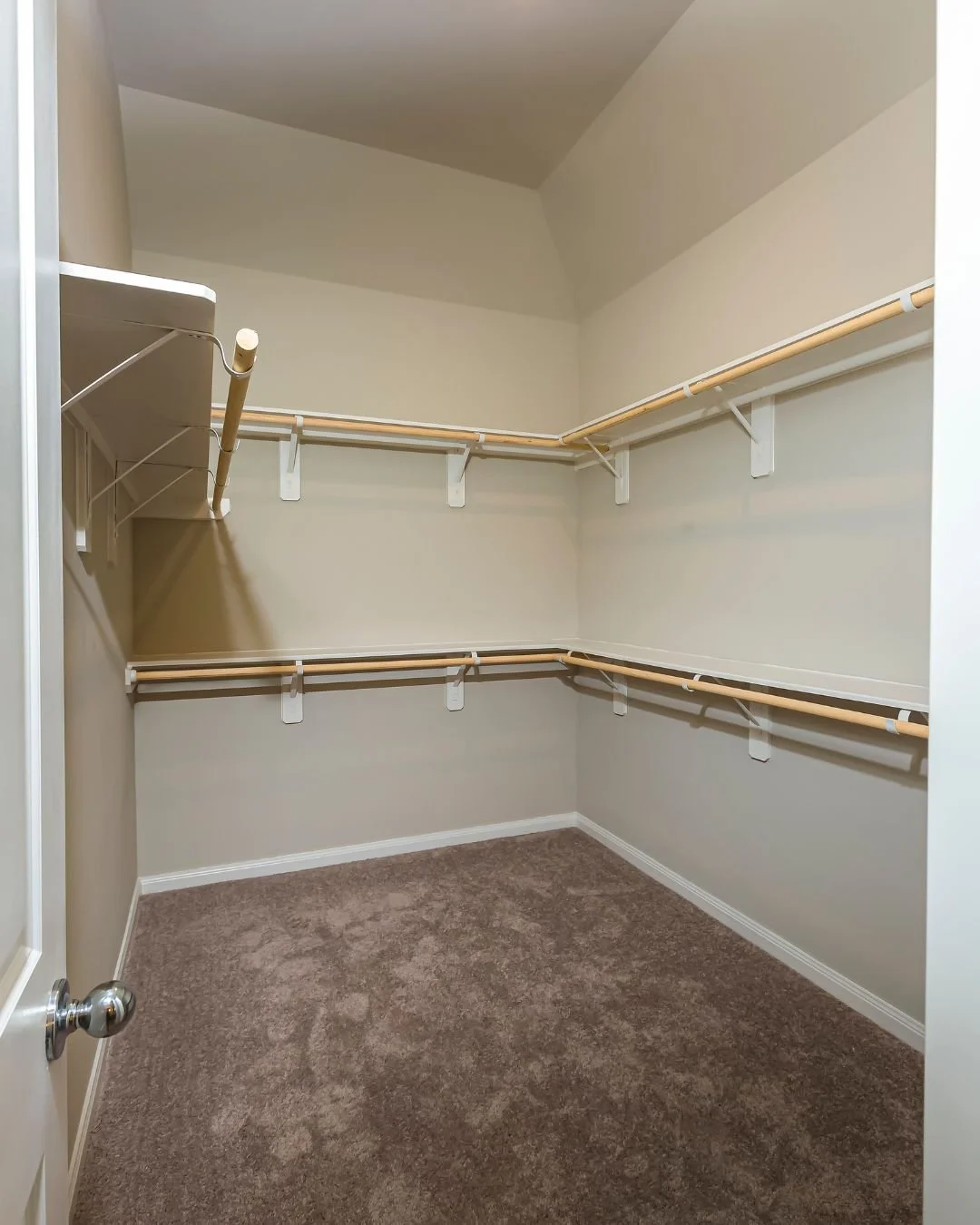 King Oaks Village offers homes with spacious walk-in closets, providing plenty of storage to keep your space organized. Designed for convenience, these closets make it easy to store clothing, accessories, and everyday essentials.
Visit our website t