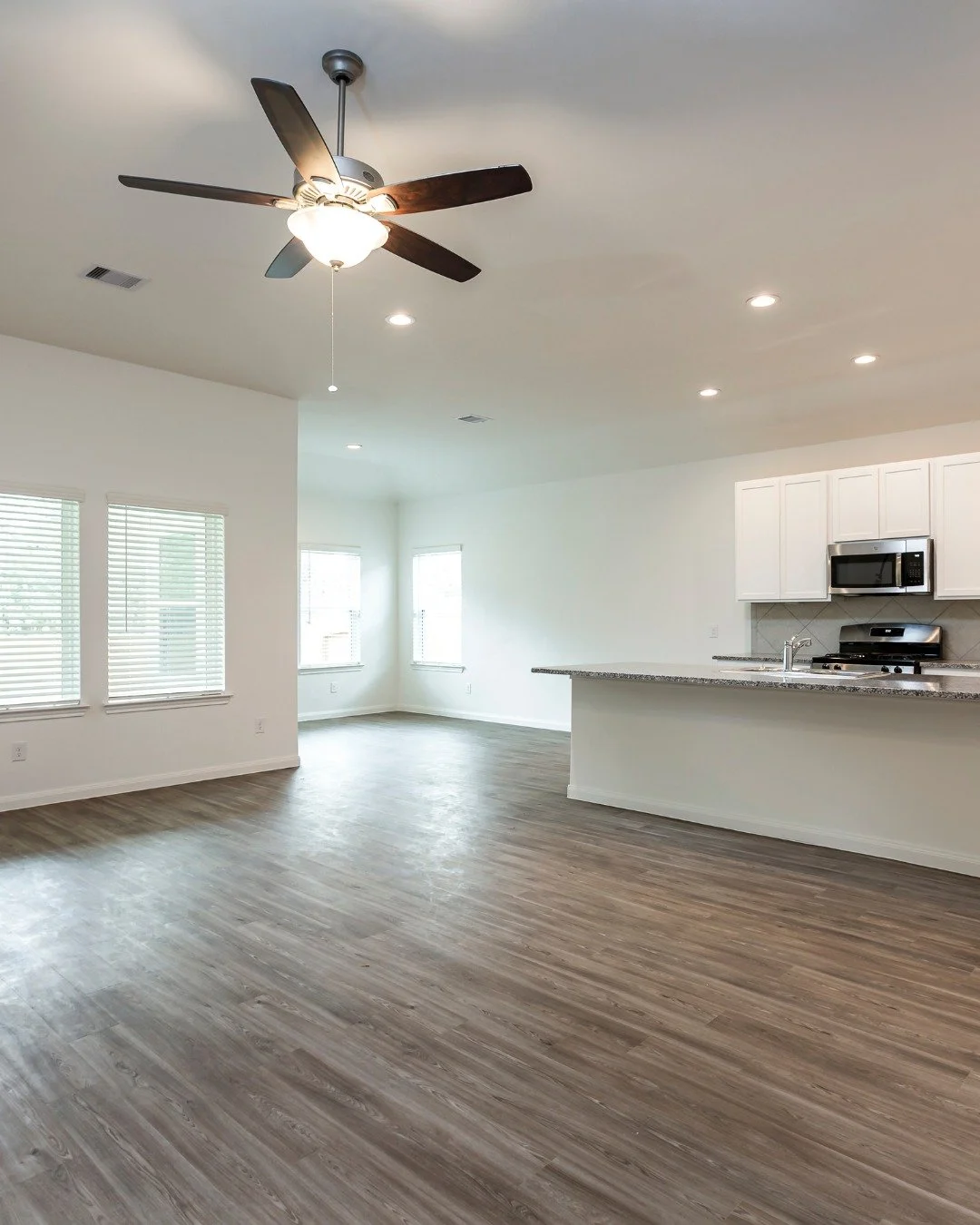 Looking for a one-story move-in ready home in Baytown, Texas? King Oaks Village has homes available for you and your family.

Connect with our Sales Agent, Sam, to schedule a tour today!
📞 (713) 823-5842
📧 spantoja@sbbtexas.com

#Baytowntx #baytown