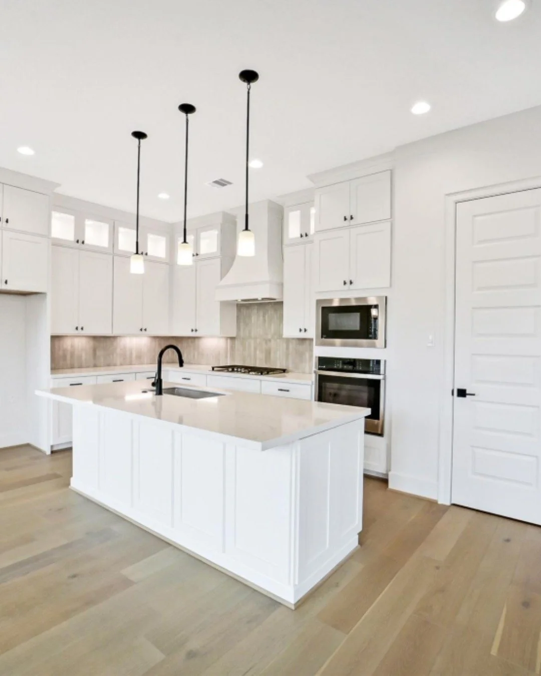 Looking for a home in Houston, Texas with traditional design with a kitchen and living on the main floor and bedrooms on the 2nd floor. this home also has an owner&rsquo;s suite with his and her closets. Reserve in Memorial has the home for you!

Wan