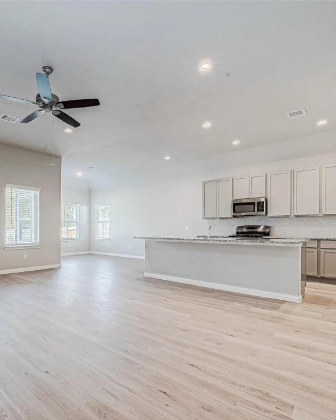 Whether you&rsquo;re looking for a cozy 3-bed or roomy 4-bed, King Oaks Village has a floorplan for you. Come see what home feel like in 2026.

Visit our website to learn more - sbbtexas.com/king-oaks-village

Contact our sales agent, Sam, to schedul