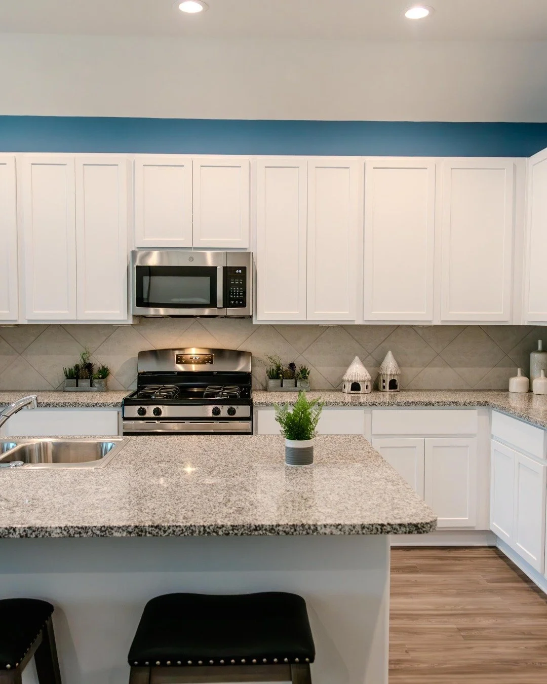 Cook up something special in a King Oaks home. We have available single-story plans with customizable finishes and floor plans tailored to your lifestyle.

Visit our website to learn more - sbbtexas.com/king-oaks-village

Contact our sales agent, Sam