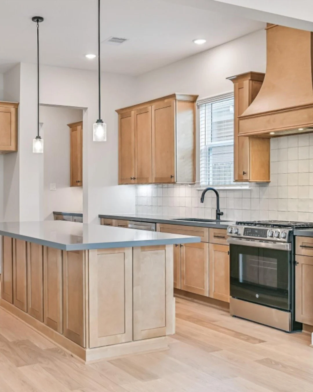 Can you imagine yourself in this kitchen? We can too! Pearland Old Townsite has the perfect home for you and your family. Choose from various single and two-story floor plans. Schedule a visit today to begin your home-buying journey with us!

Visit o
