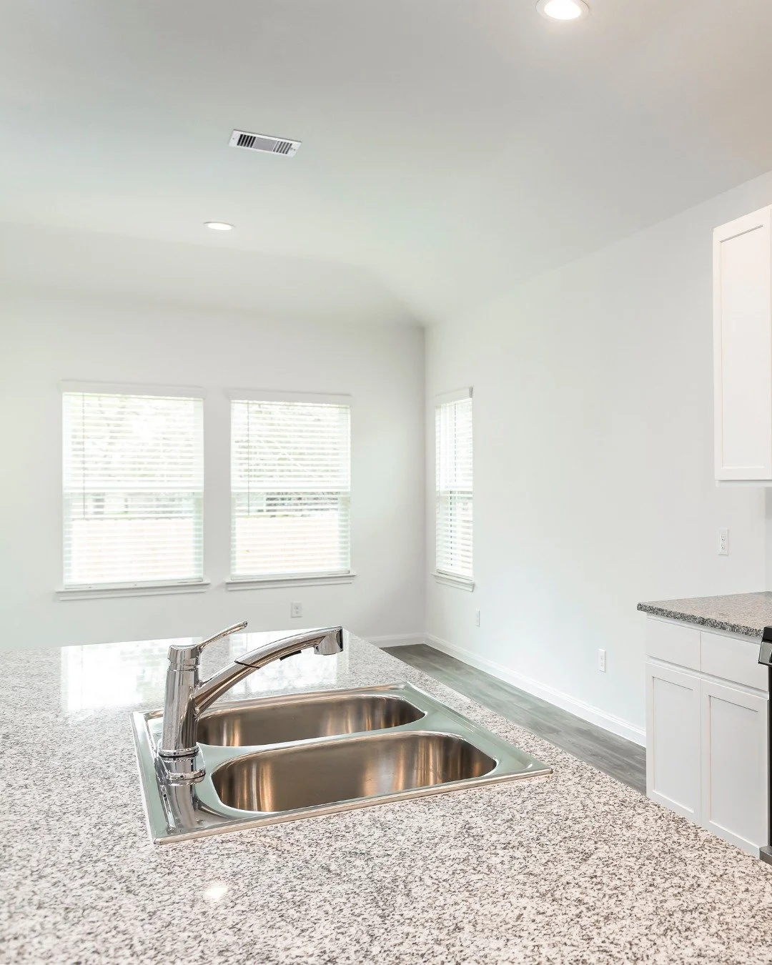 Looking for a home in Baytown, Texas?! King Oaks Village may be the community for you! We have homes perfect for you and your family. 

Visit our website to view our available homes and to learn more about the community - sbbtexas.com/king-oaks-villa