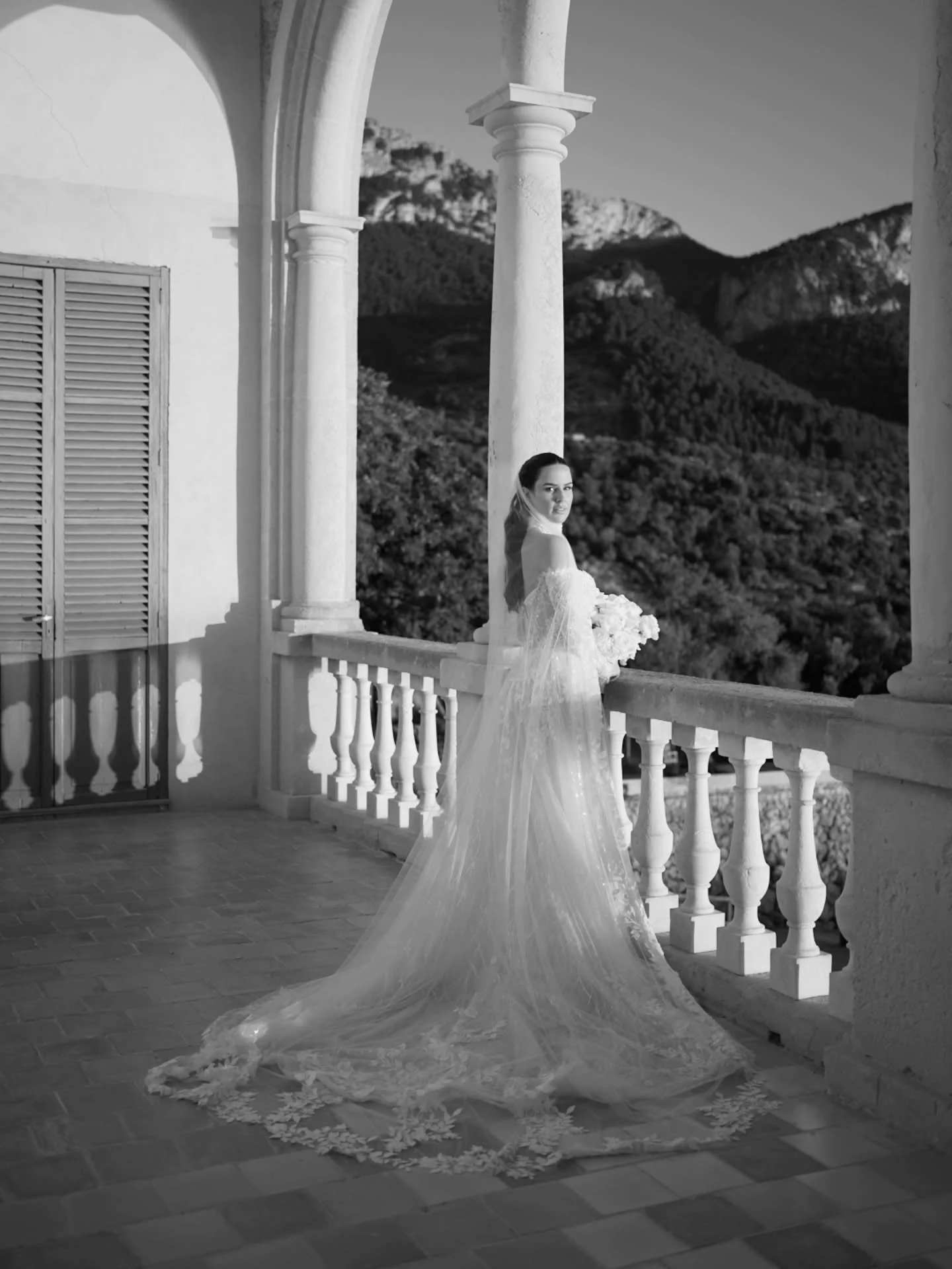 Black and White movie 🎬 

#weddingphotographer
#weddinginspiration
#bride #bridedress #weddingphotographermallorca #weddingspain