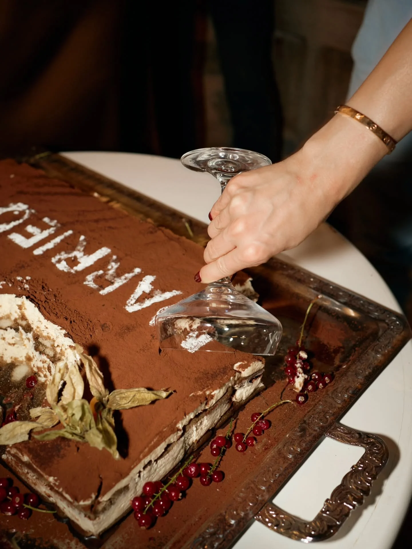 Whoo needs a fork when you have a glass ? 

@megawedding.mallorca

#weddingphotographermallorca #cakecakecake #weddingstyle #weddingcakeideas #weddingcakedesign