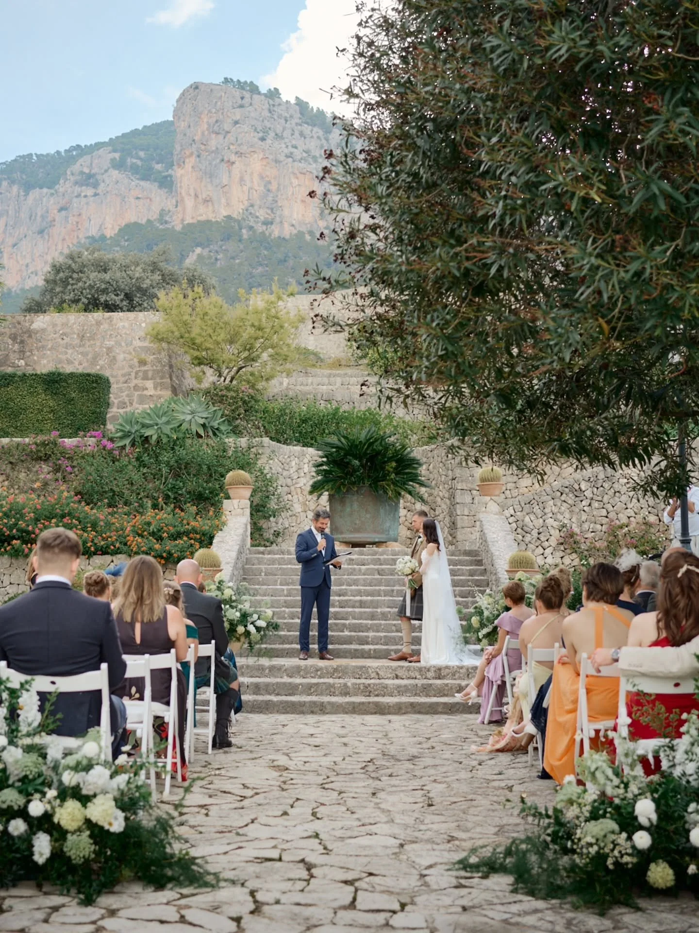 A beautiful, emotional wedding ceremony in Son Berga. Just look at this gorgeous backdrop! 

Second shooting for @huma06_photography 

#weddingphotographermallorca #weddingceremony #weddingmallorca