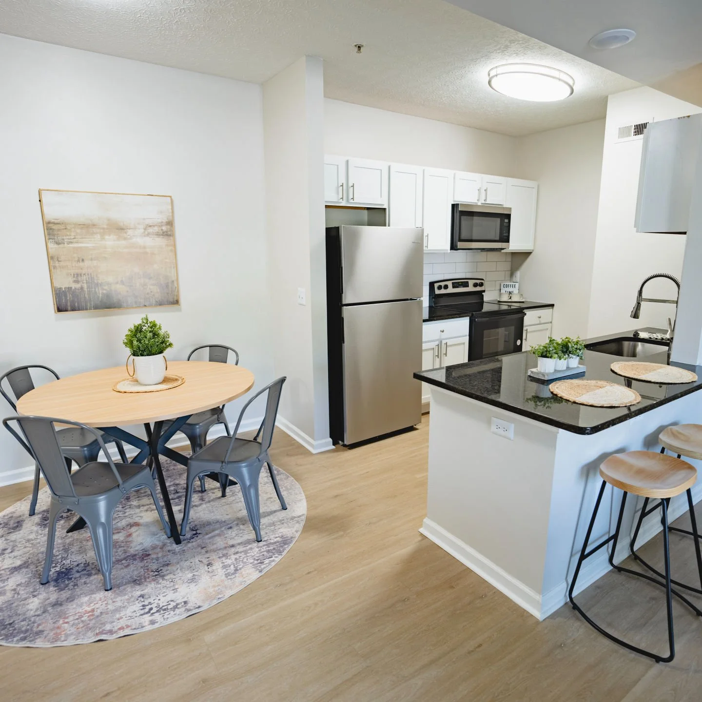 Bright mornings, good food, and even better company ☕🍽️ This kitchen was made for living.
#apartments #living #westerville
