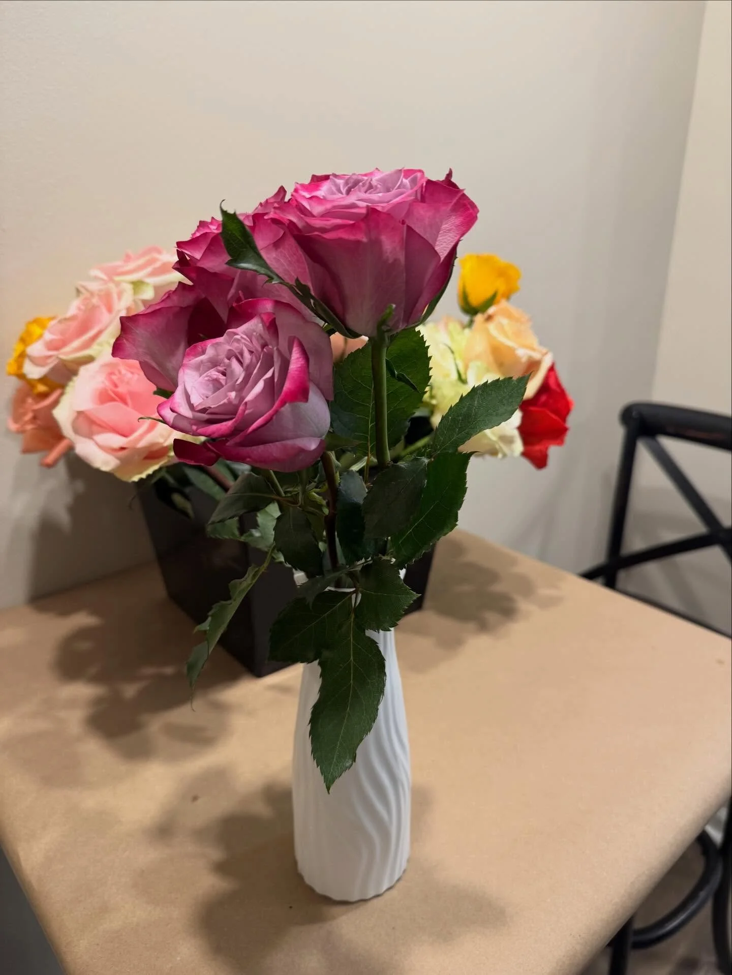 Petals, laughter, and a little bit of Friday magic 🌸✨

This past Friday, our residents turned blooms into beautiful bouquets and moments into memories. From snipping stems to sharing smiles, every arrangement was uniquely their own (and absolutely s