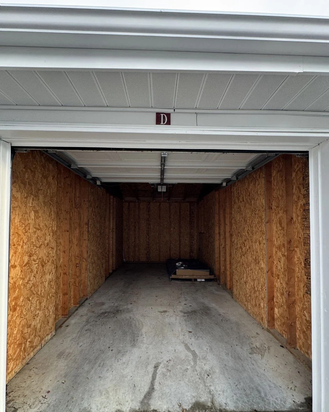 Need extra space? We&rsquo;ve got you covered.
🔐 Private garage rentals now available for just $125/month!
✔️ 8 ft tall doors
✔️ 20 ft long
✔️ 11&ndash;12 ft wide
Perfect for your car, motorcycle, storage, hobbies, or all of the above.
Secure it. St