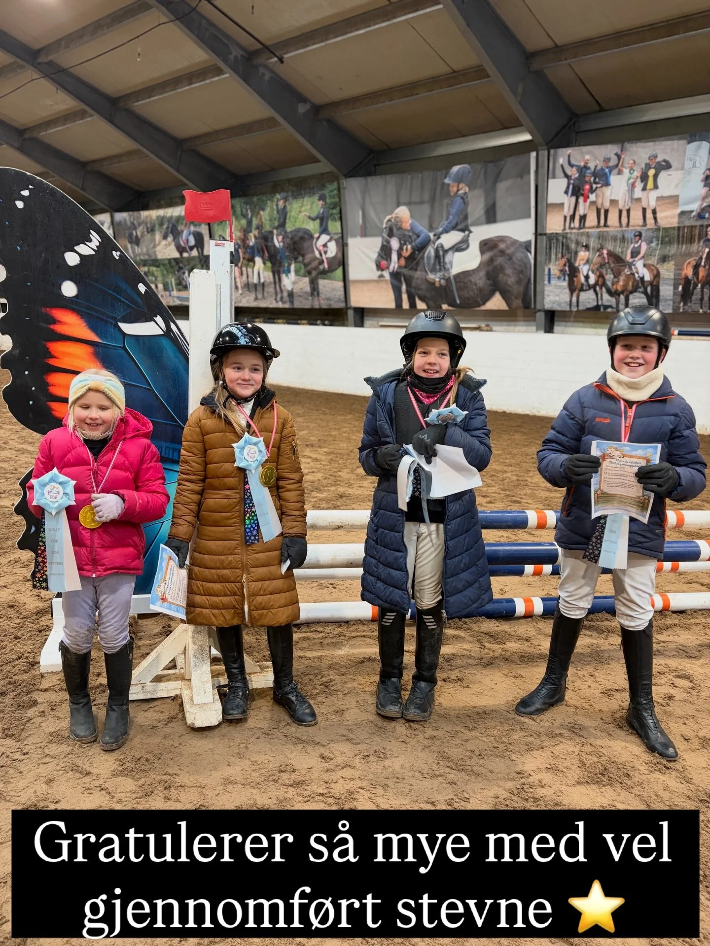 I helgen startet 4 av v&aring;re ponniryttere p&aring; @dollycup2026 hos @mossogomegn  rideklubb fordelt p&aring; klassene 20, 40 og 60cm.⭐️ DollyCup er et stevne for barn opp til 12 &aring;r. En virkelig iskald vinterdag, men 4 ryttere reiste hjem i