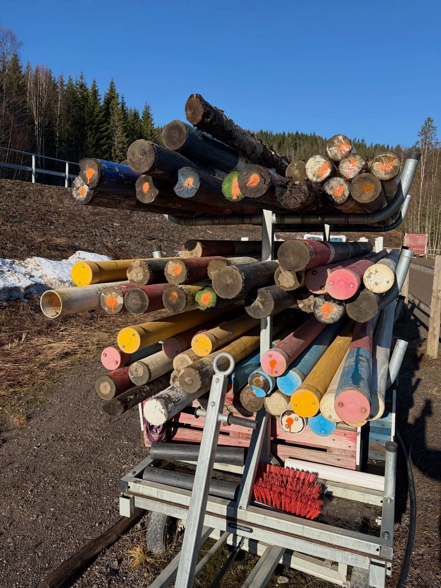 Nittedal Rideklubb rydder i hinderutstyret 🧹

I forbindelse med v&aring;rrengj&oslash;ring p&aring; utebanen bytter vi ut noen bommer. Flere av dem har slitasje og mindre skader etc. over tid, men med litt kj&aelig;rlighet kan de fortsatt brukes fin