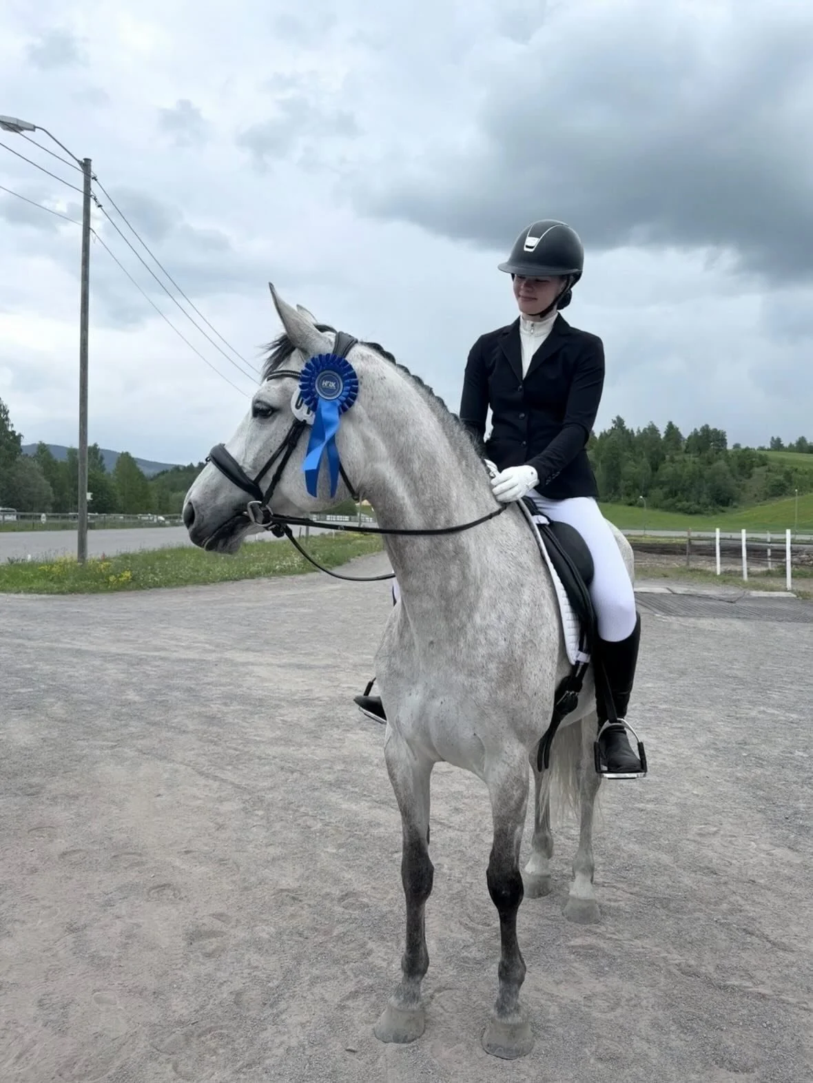 Hele &aring;tte klubbryttere har startet dressurstevner i helgen🤩

Hadeland:
🌸Trine Adele Tverli og JS Louie-Vu startet LB🥉: &laquo;V&aring;rt f&oslash;rste bortestevne, og Louie var helt super!! Litt spent hest og noen sm&aring;feil i programmet,