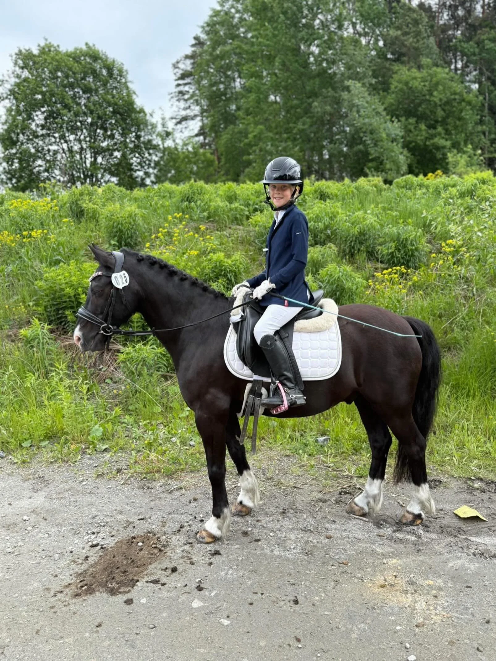 Ponniekvipasjen Emilie Haugen Ingelsrud og Lillemons Dyna Glide har rukket &aring; f&aring; en god del stevneerfaring, tross rytterens unge alder. Vi lar oss imponere av stadige gode runder p&aring; dressurbanen - til fine prosenter🤩

&laquo;Emilie 