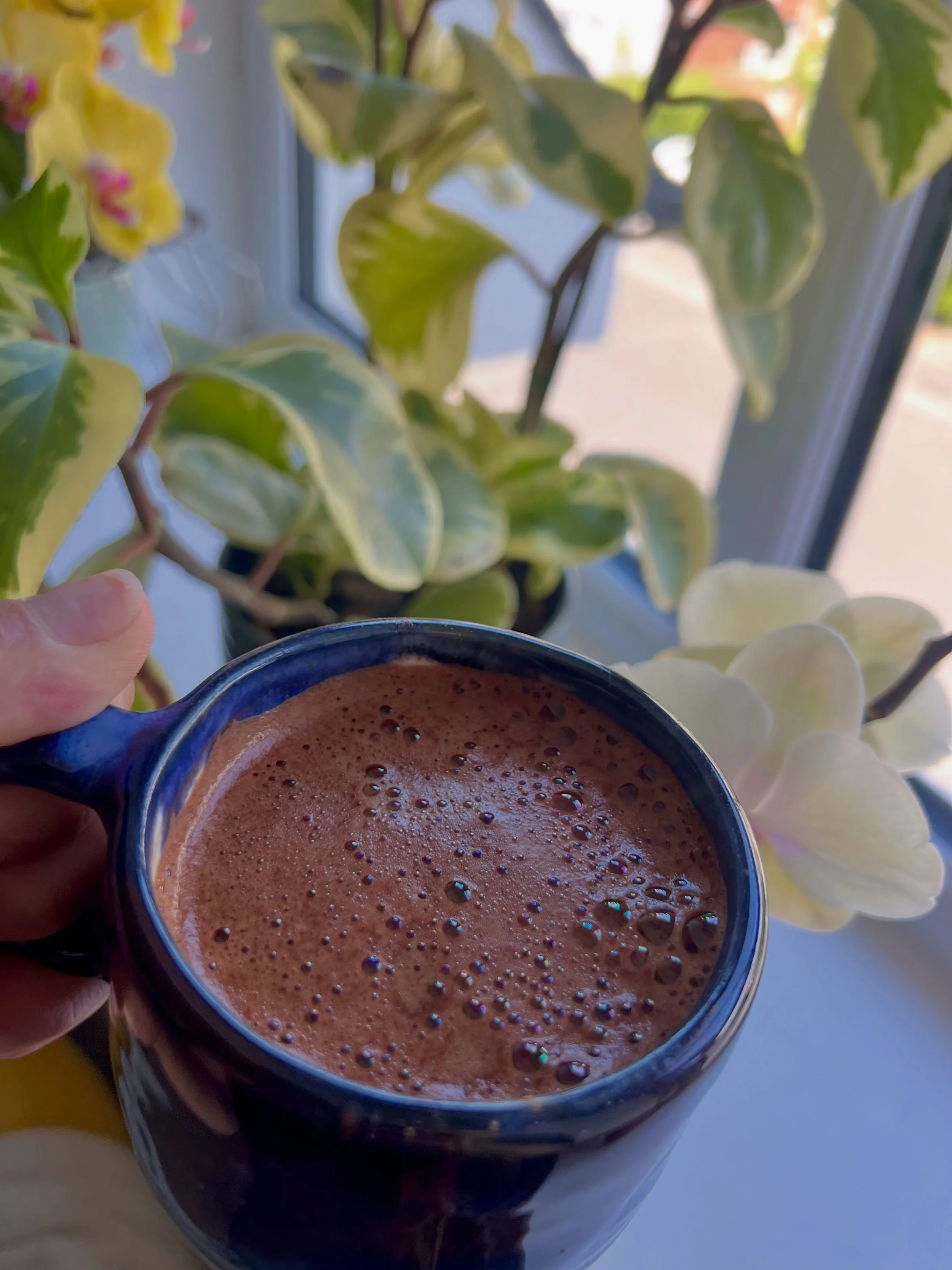 Not my best day today 😌
Cramps and a cup of Pure with cinnamon and honey &mdash; magnesium for the cramps, cinnamon for the inflammation, honey just because I wanted something sweet.

That&rsquo;s enough for a Friday 🤎
cao-cacao.com