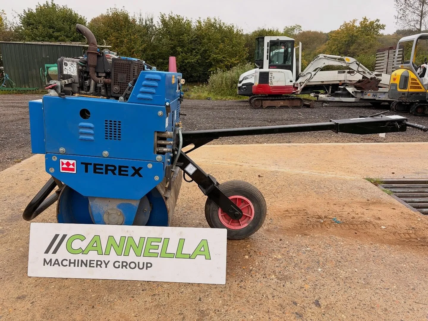 Terex 171 single drum vibrating roller with trailer
Diesel engine
Good condition
Only 283 hours!!!
Just had an overhaul
Good tyres on trailer and L.E.D lights 
T.E.R certification 
Drives perfect and ready for work
Viewings welcome 
90 day warranty 
