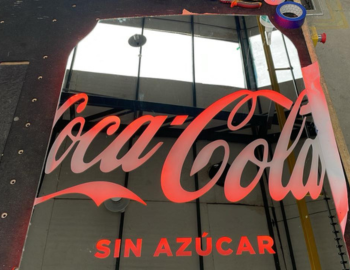 Diseño arenado 'Coca-Cola' para iluminación LED.