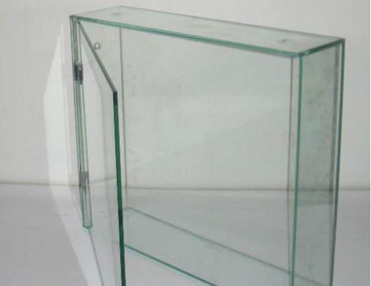 Vitrina con pegado UV.
