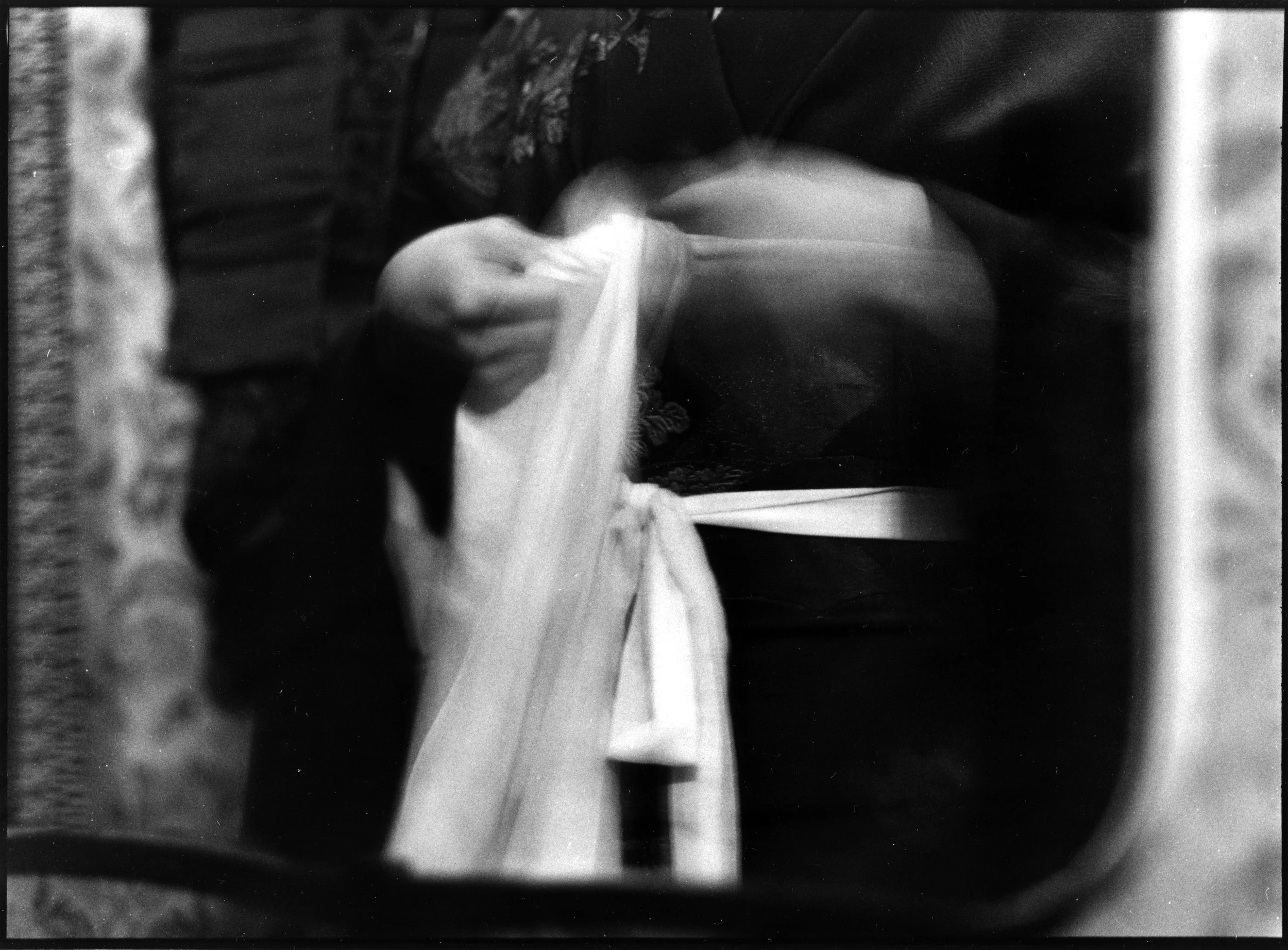 Riflesso di una persona che indossa kimono. La foto è in bianco e nero ed è mossa.