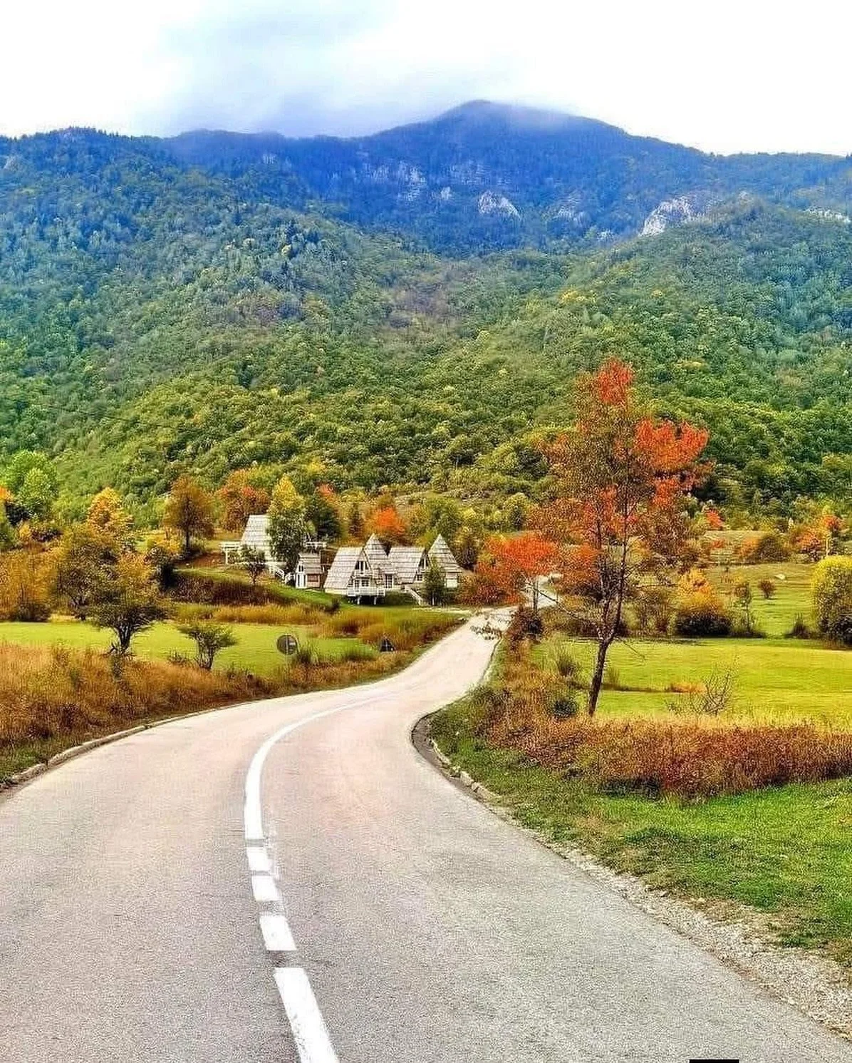 Good morning from &Scaron;avnik. 🏞️🍂

📸 durmitorci / fb

#lifestylemontenegro #savnik