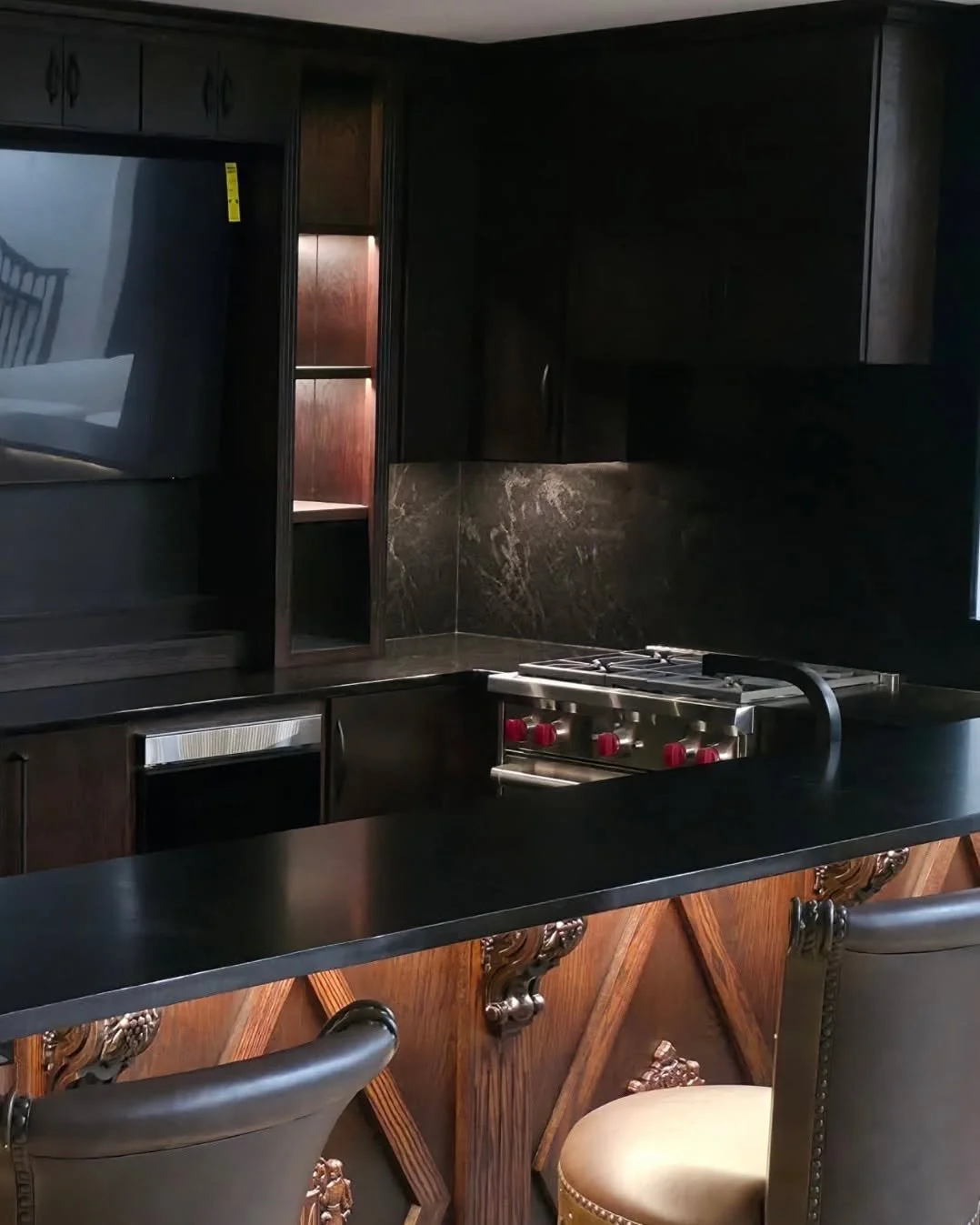 This home bar project featuring Nero Mist honed granite countertop has us so impressed! 🤩

The dark countertop paired with the matching full height backsplash gives the whole space a bold and modern feel while still feeling warm and inviting. It&rsq