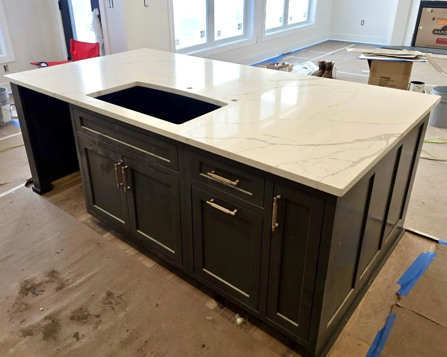 An island is the heart of the kitchen, so choosing the right surface really makes a difference. Check out this recently completed kitchen island featuring this gorgeous Laza Quartz countertop! 🤩

One of the reasons homeowners love quartz in their ki