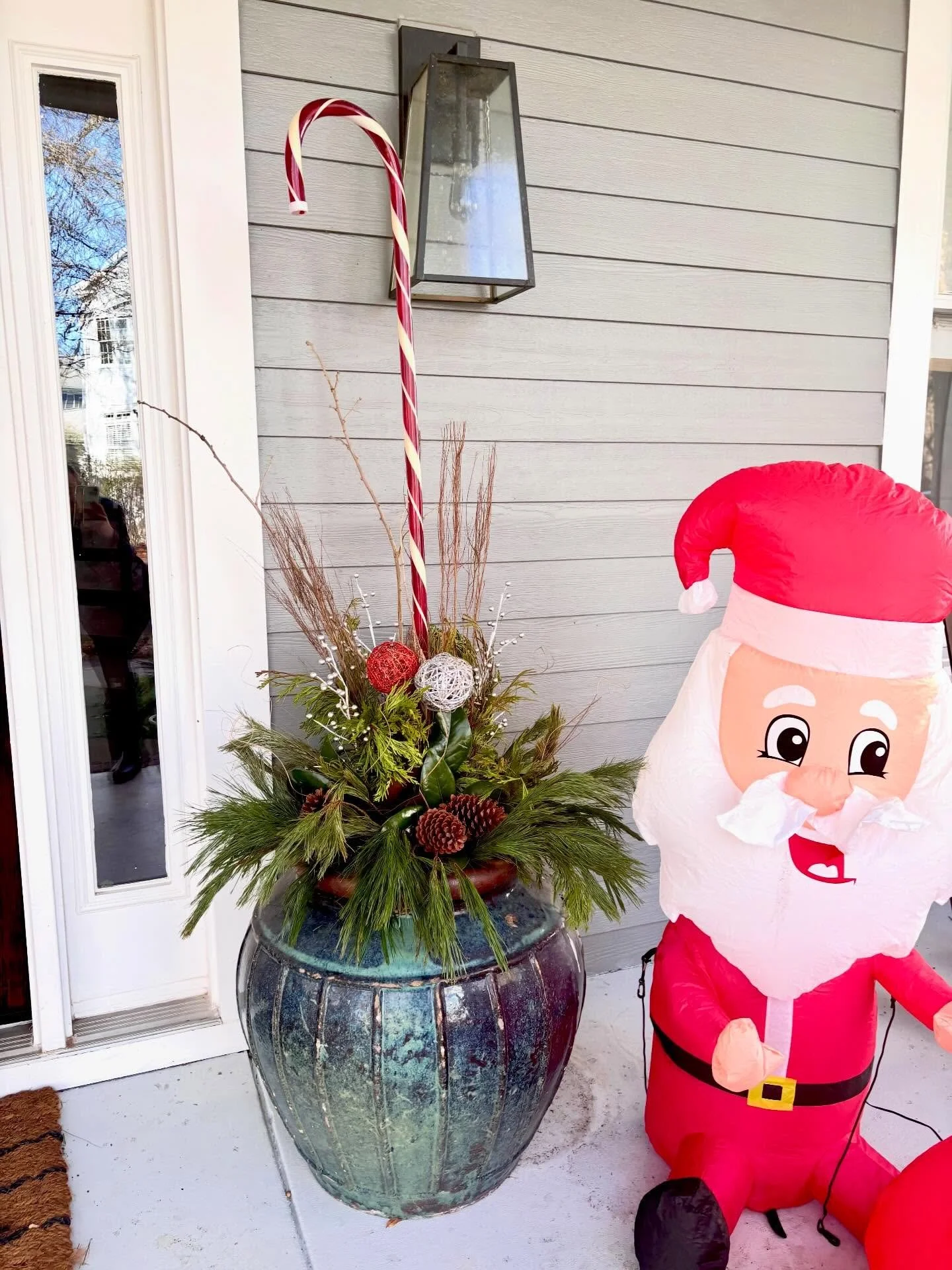 When a client&rsquo;s home d&eacute;cor sets the tone ✨
We simply enhanced it with fresh winter greens, seasonal cuttings, and a little Porch &amp; Petal flair. Thoughtful details, layered textures, and holiday touches that feel right at home.  #porc
