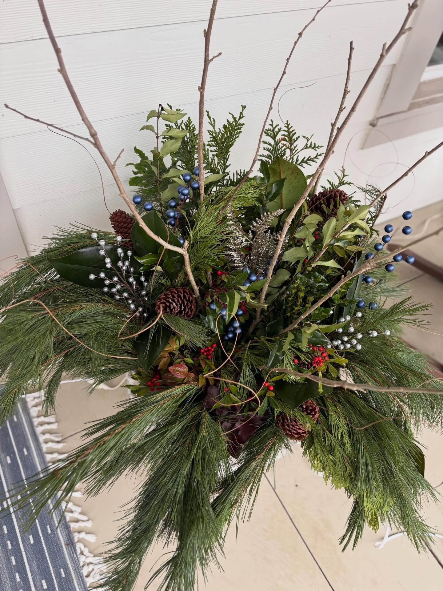 A blue &amp; white holiday moment for one of my favorite homes in the neighborhood 🤍💙
Timeless, calm, and just enough sparkle to let the home shine. I love leaning into a refined palette that feels festive without feeling overdone&mdash;this one is