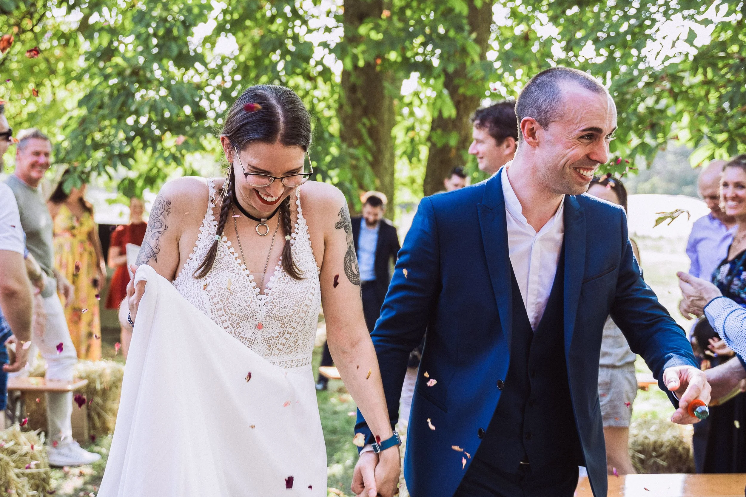 couple main dans la main, confettis