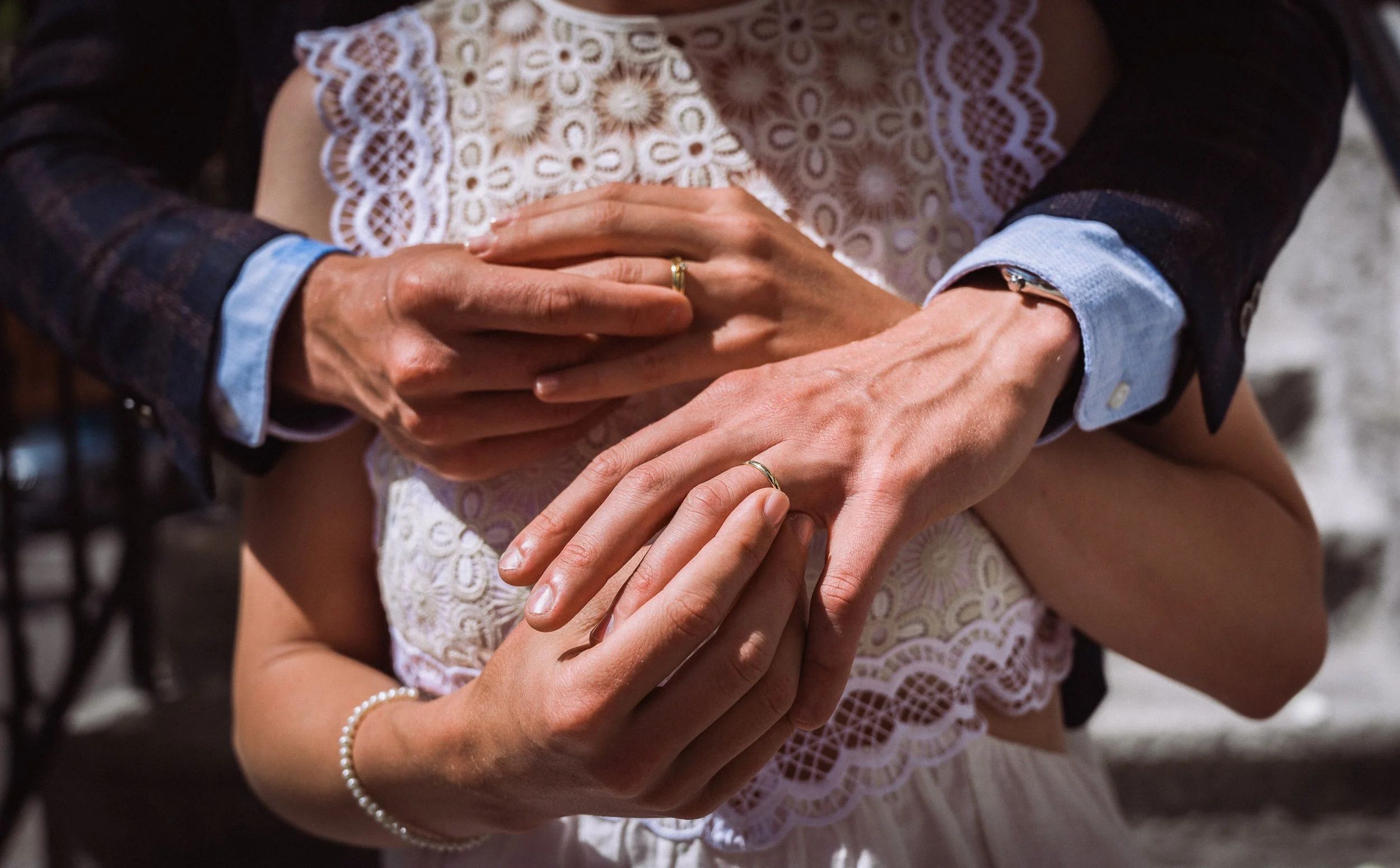 Échange des alliances des mariés – cérémonie de mariage en Haute-Savoie