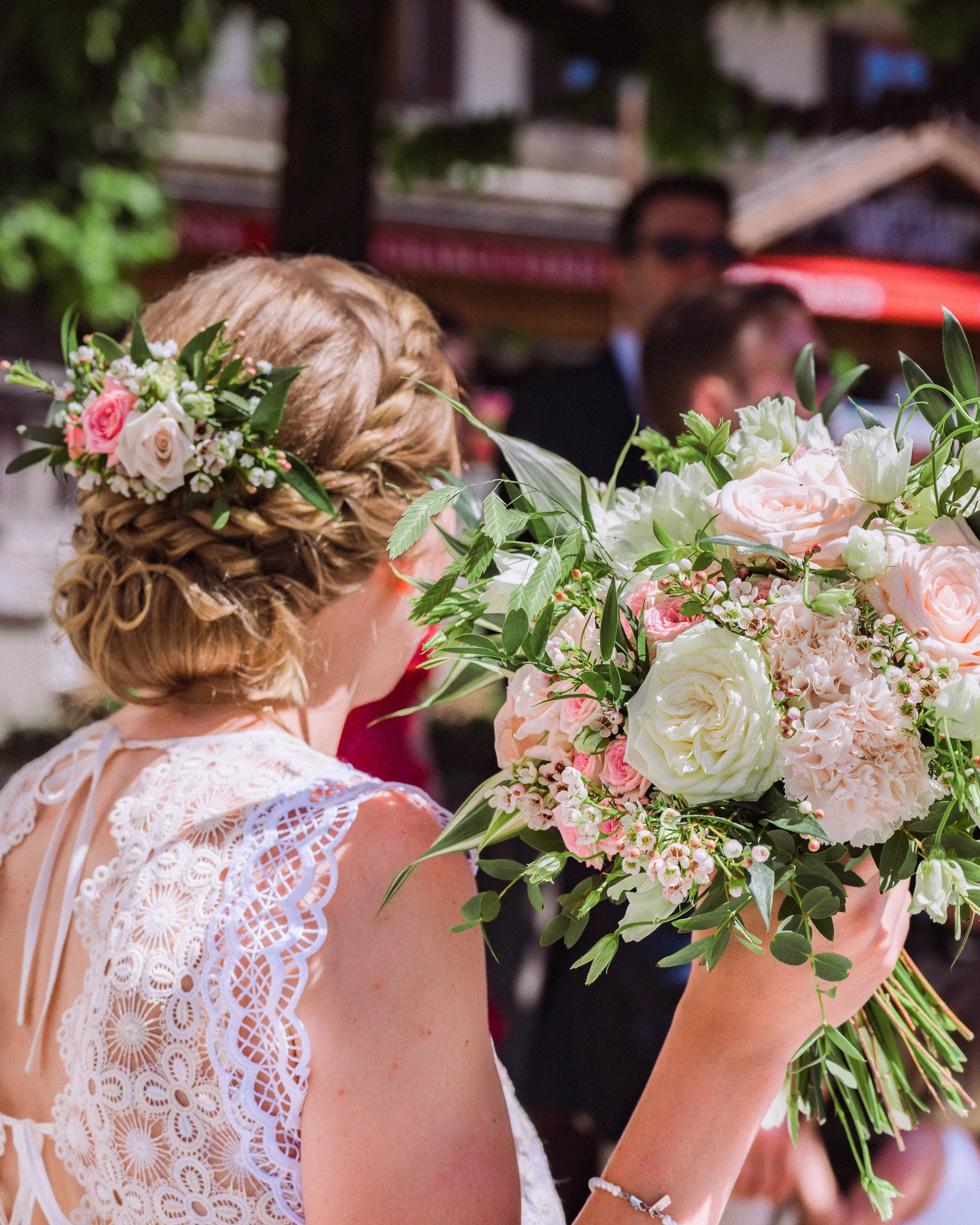 Mariée avec coiffure tressée et bouquet de fleurs lors d’un mariage champêtre en Haute-Savoie