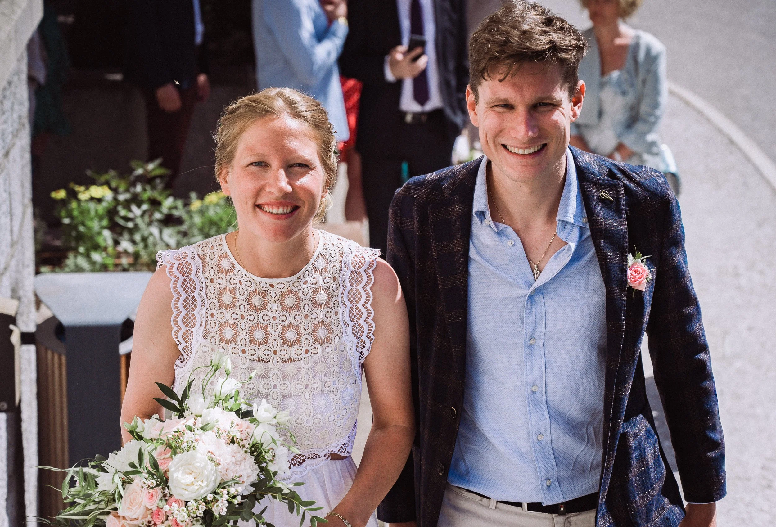 Couple de mariés souriant à Annecy – reportage photo de mariage naturel et authentique