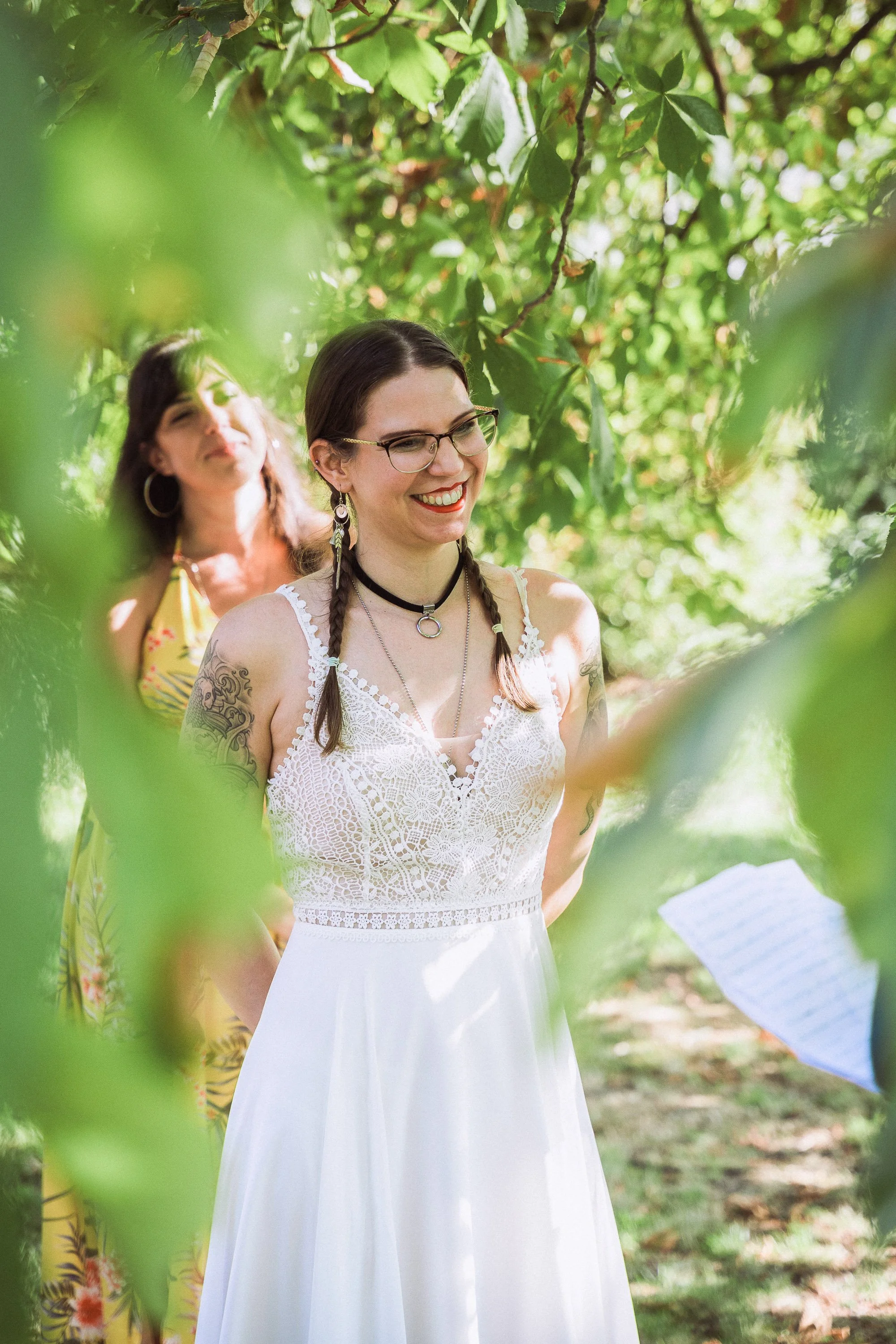 Mariée en robe blanche en dentelle – mariage en plein air à Geneve entouré de verdure
