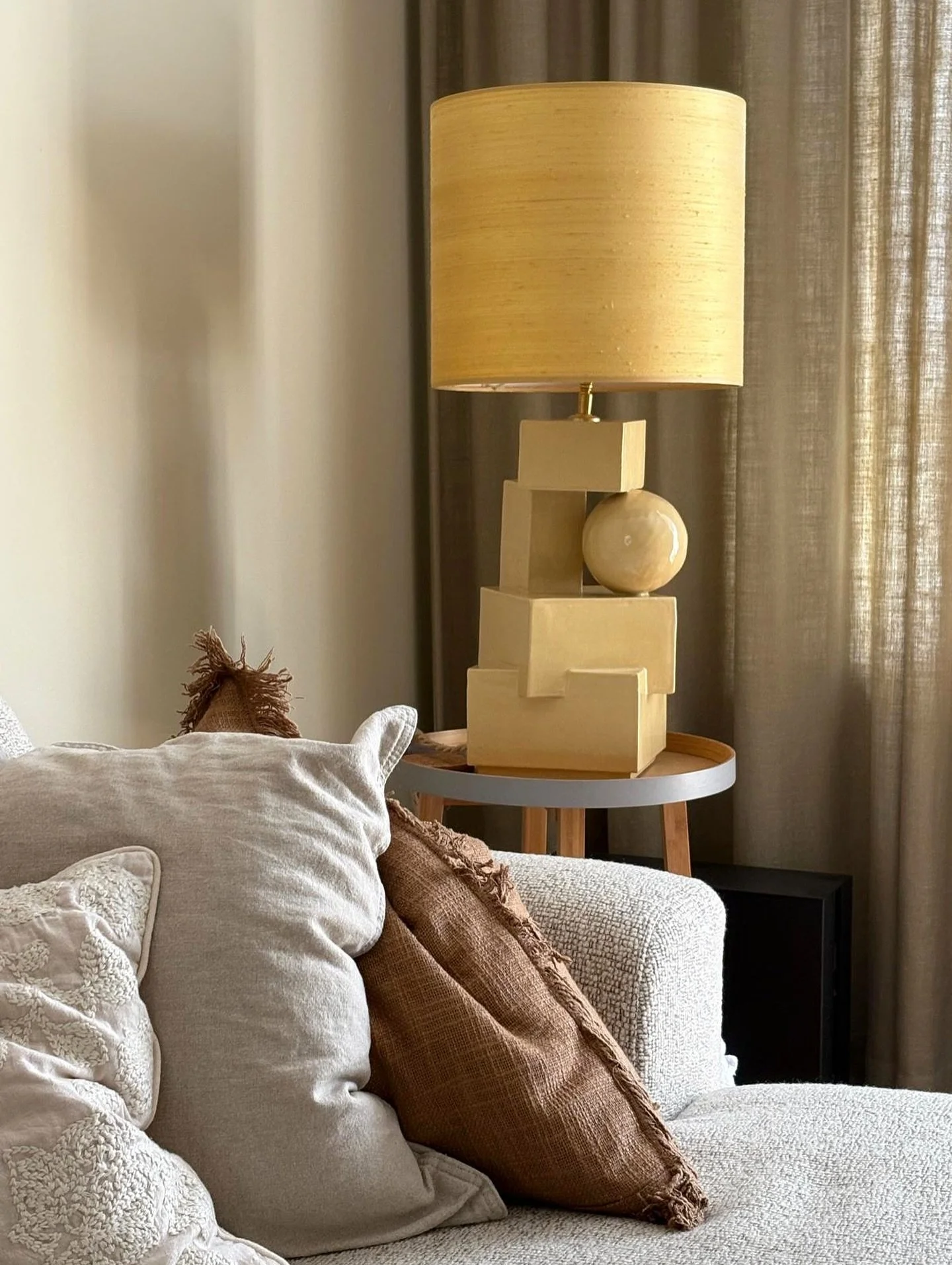 Sandy tablelamp in its forever home
I made this lamp at a client&rsquo;s request. The shade is made of coarse silk, which allows light to shine through beautifully. All handmade with love.

Interested in a unique table model or wall-mounted piece? Fe