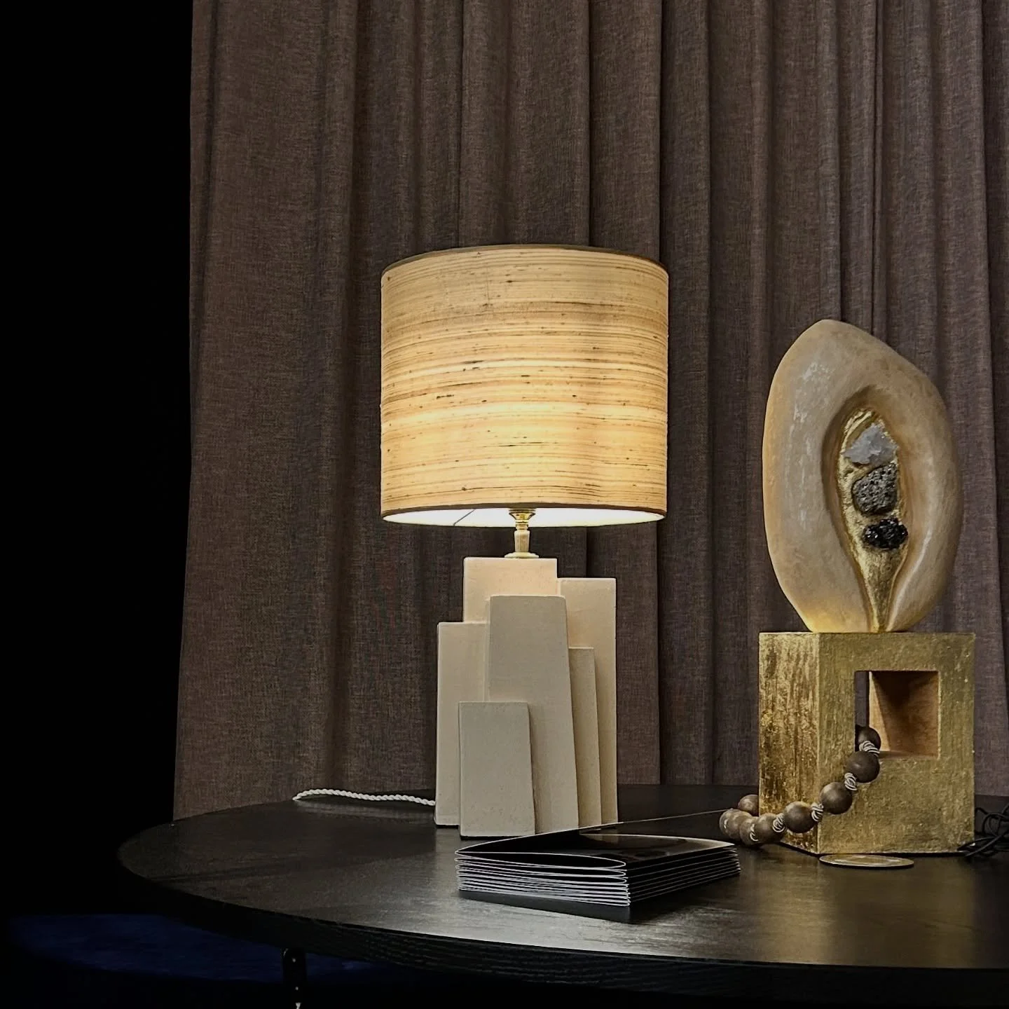 Thank you all for visiting my booth at @savoirfaire.be last weekend. Outside, it was stormy in Knokke, but inside, there was an oasis of beauty. I was happy to be among the high-quality work
.
.
.
.
.
#savoirfaire #whitelamp #uniquepiece #inspiredbya