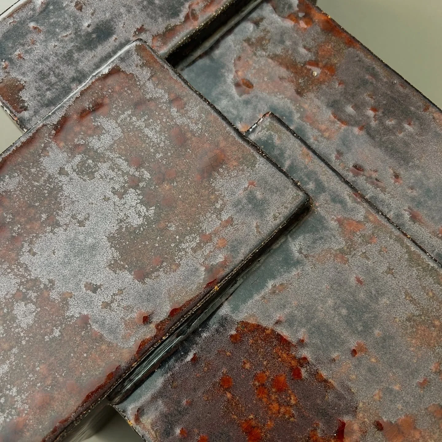 Just before i travelled to China, these wall light objects were delivered to their forever home.
Ceramics
2025
.
.
.
.
#ceramiclamp #walllightdesign #uniquepieces #brutalist #inspiredbyarchitecture #bronze #brutalistdesign #wallobjects #lightingdesig