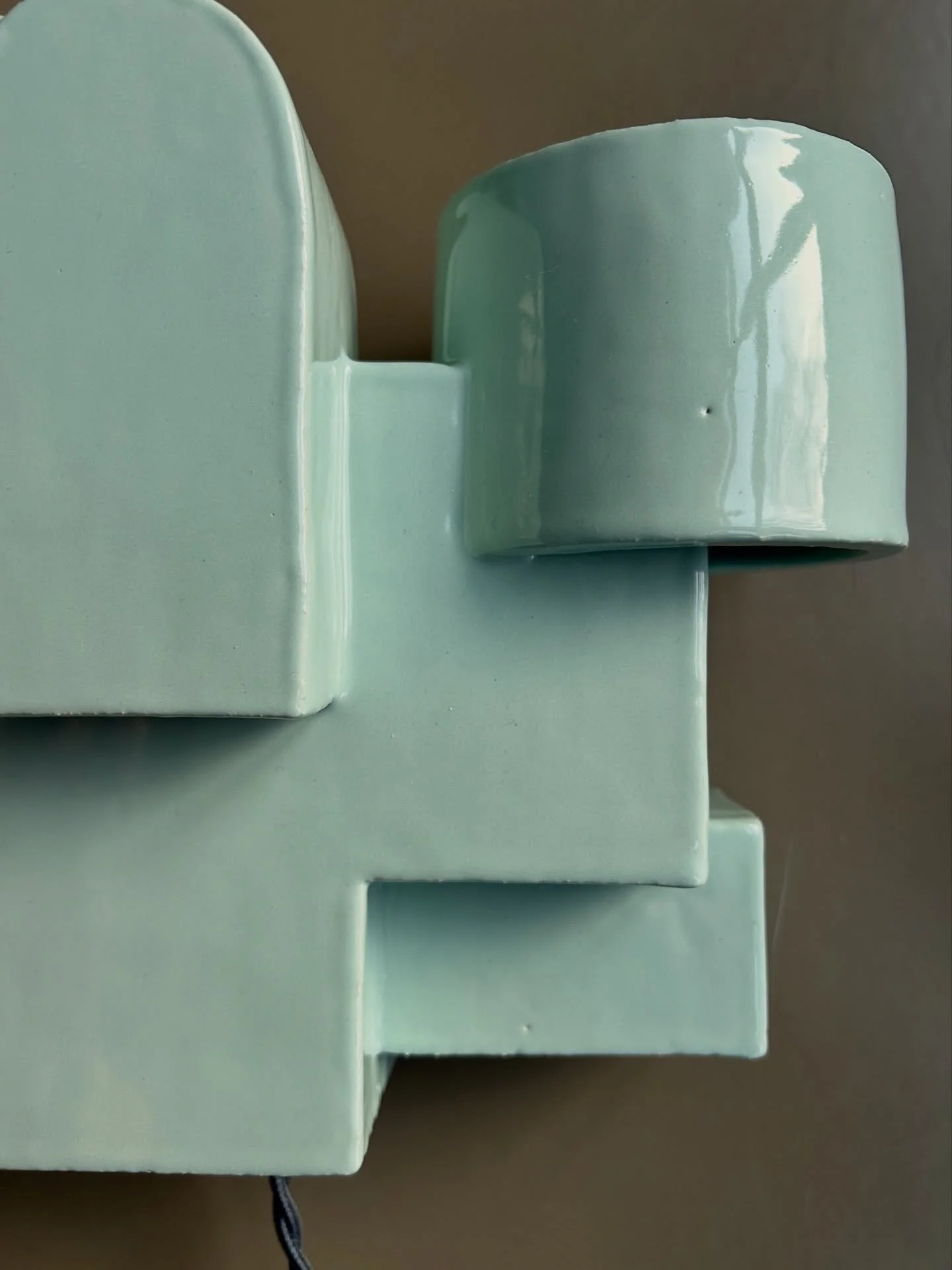 In December, I received a request from Switzerland to create a wall-mounted object. It arrived just in time for Christmas. As requested, I created an object with a switch and plug, in a soft green/blue.
There are many possibilities, so if you&rsquo;r