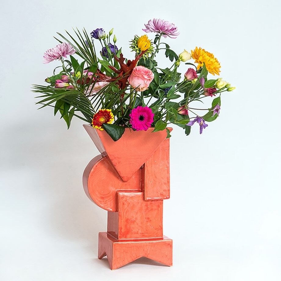 🩷 Valentinesday! 🩷
The day you can let the person you&rsquo;re (secretly) in love with,  know how you feel. Speak your mind, don&rsquo;t keep it a secret. Life is short!
.
.
.
.
.
.
📸: @basadriaans 
#brutalistvase #memphisstyle #pinkvase #inspired