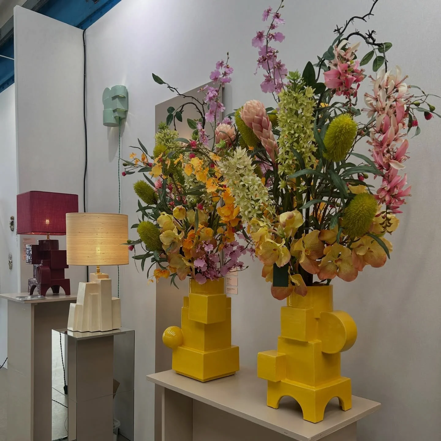 When you do flowers, do them well!
Flowers by @silkkaflowers 
Last weekend at @nocknock.art 
.
.
.
.
.
#sculpturalvase #statementvase #yellowvase #brutalistvase #flowerarranging