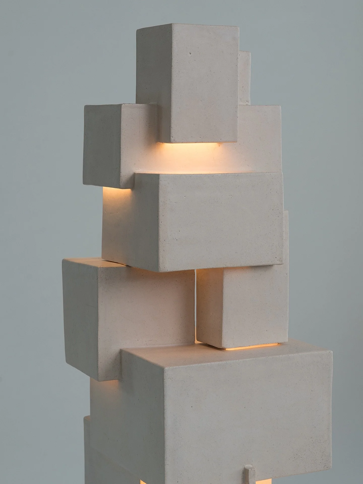 Ceramic floor lamp inspired by brutalist architecture and skyscrapers in New York
Ceramics
Unique piece
.
.
.
.
.
.
#brutalistarchitecture #sculpturallighting #lightsculpture #ceramiclamp #skyscraper 
📸:@basadriaans