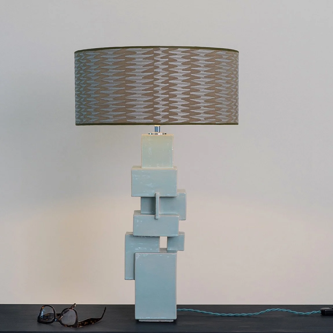 A sculptural table lamp inspired by architecture. Made in soft mint green to match every interior decor.
Unique piece
Size and price available on request
.
.
.
.
#sculpturallamp #ceramics #tablelamp #tabletopdecor #architecture