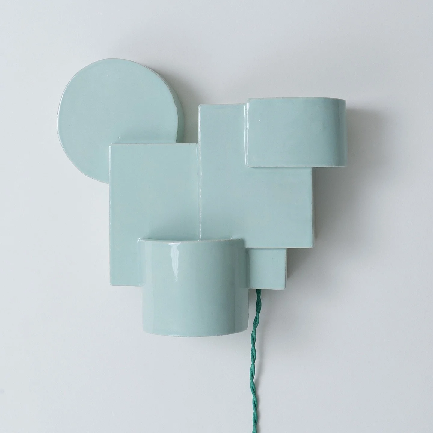 Swipe to switch on the light!
Soft green wall object inspired by architectural floorplans 
This baby comes with a wire but can also be connected to a wall socket!
.
.
.
.
.
#wallart #inspuredbyarchitecture #lightobject #artdecoinspired #softgreenaest