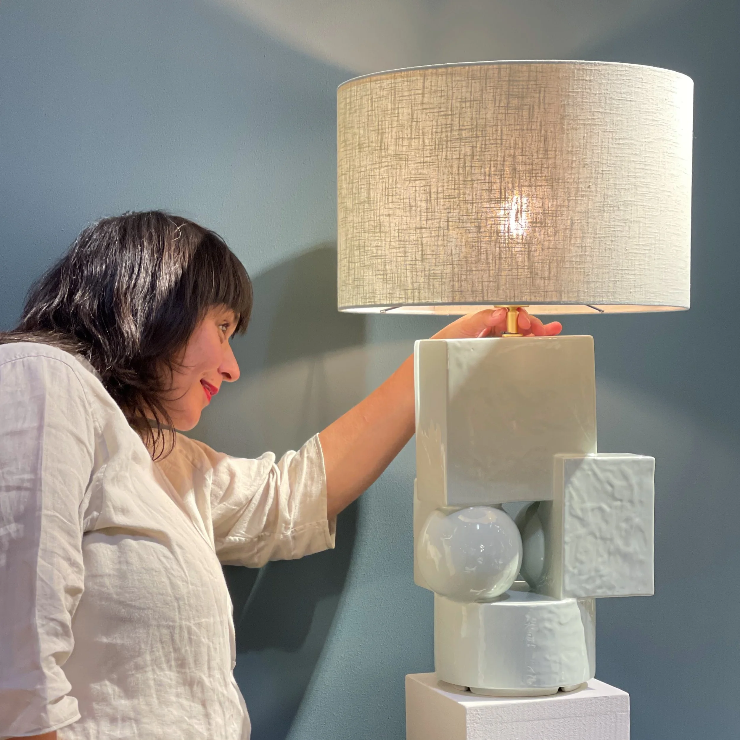 Where you stay should always feel like where you belong
.
Designing this table lamp for @versmissen.nl started with a simple idea: hospitality is at its best when it feels personal. When a space wraps around you like home, no matter where you are.
.
