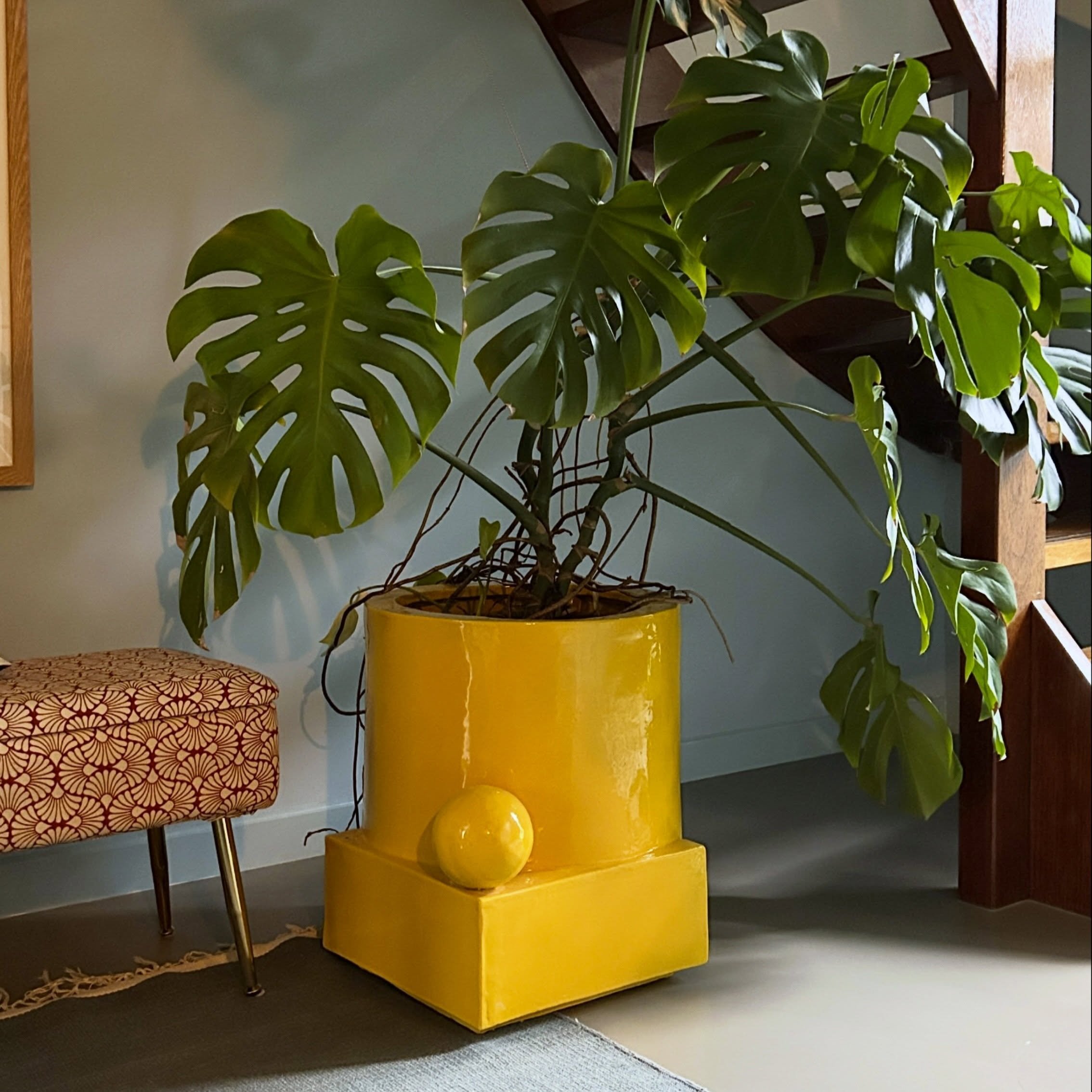 Here&rsquo;s a quick photo of the XXL yellow plant pot for a Monstera, a true shade-loving plant that brings just the right amount of life to the hallway, right under the stairs. Thanks to the yellow pot, even the darkest corner becomes a lovely spot