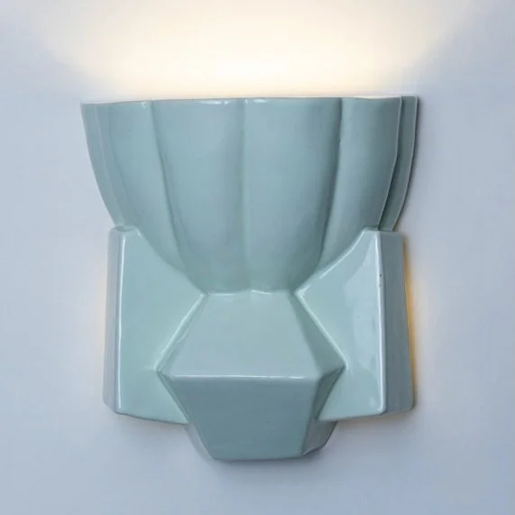The Floral Brute would not be complete without the wall lamp. A playful sculpture that casts light not only upwards but also to the sides
.
.
.
.
#floralbrute #inspiredbyartdeco #wallscone #ingesimonis_porcelainstudio #ceramiclighting