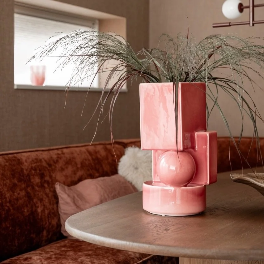 Yesterday marked my TV debut on Dutch national television. Marlies Does, a stylist for the show *vtwonen: weer verliefd op je huis* (&ldquo;vtwonen: in love with your home again&rdquo;), chose to feature the Vector Vase in a home makeover in Vijfhuiz