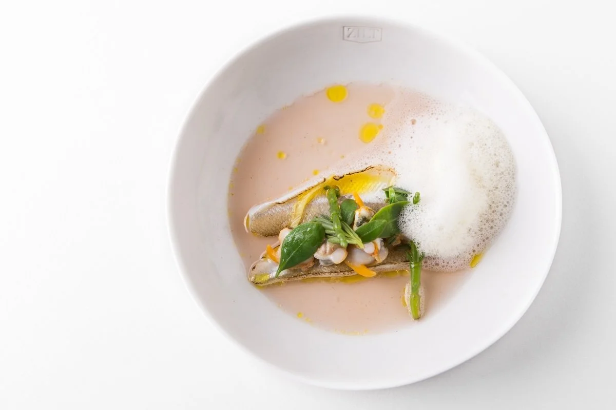 Servies-voor-kromme-watergang-wit-diep-bord-zomer-Inge-Simonis_fotograaf-Pieter-dHoop.jpg